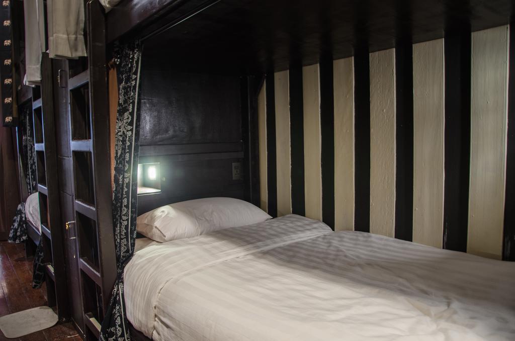 Bed And Butler Hostel Bangkok Eksteriør billede