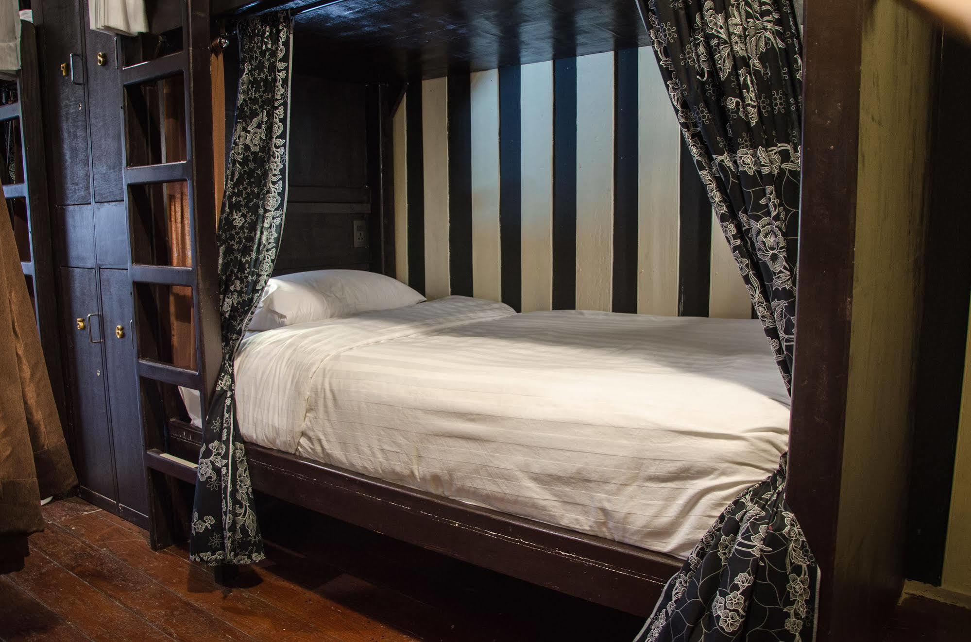 Bed And Butler Hostel Bangkok Eksteriør billede